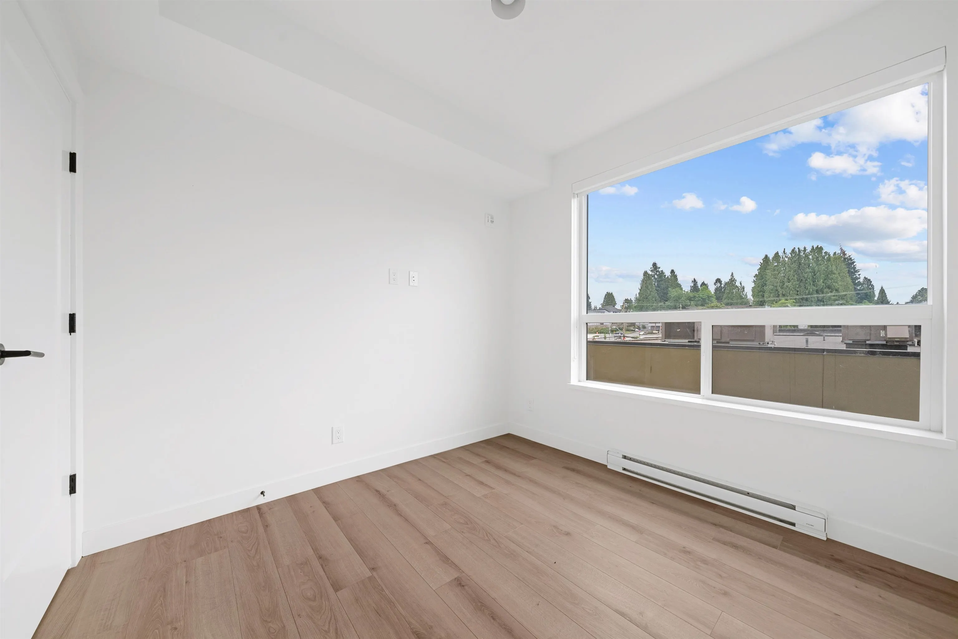 318 2493 Montrose Avenue