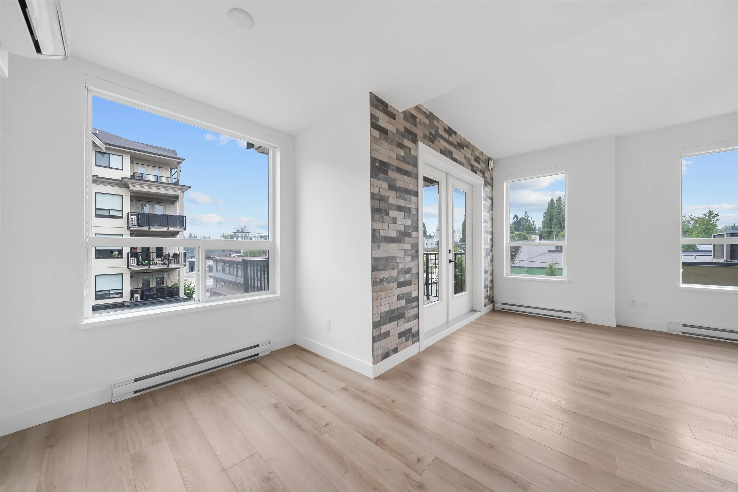 318 2493 Montrose Avenue