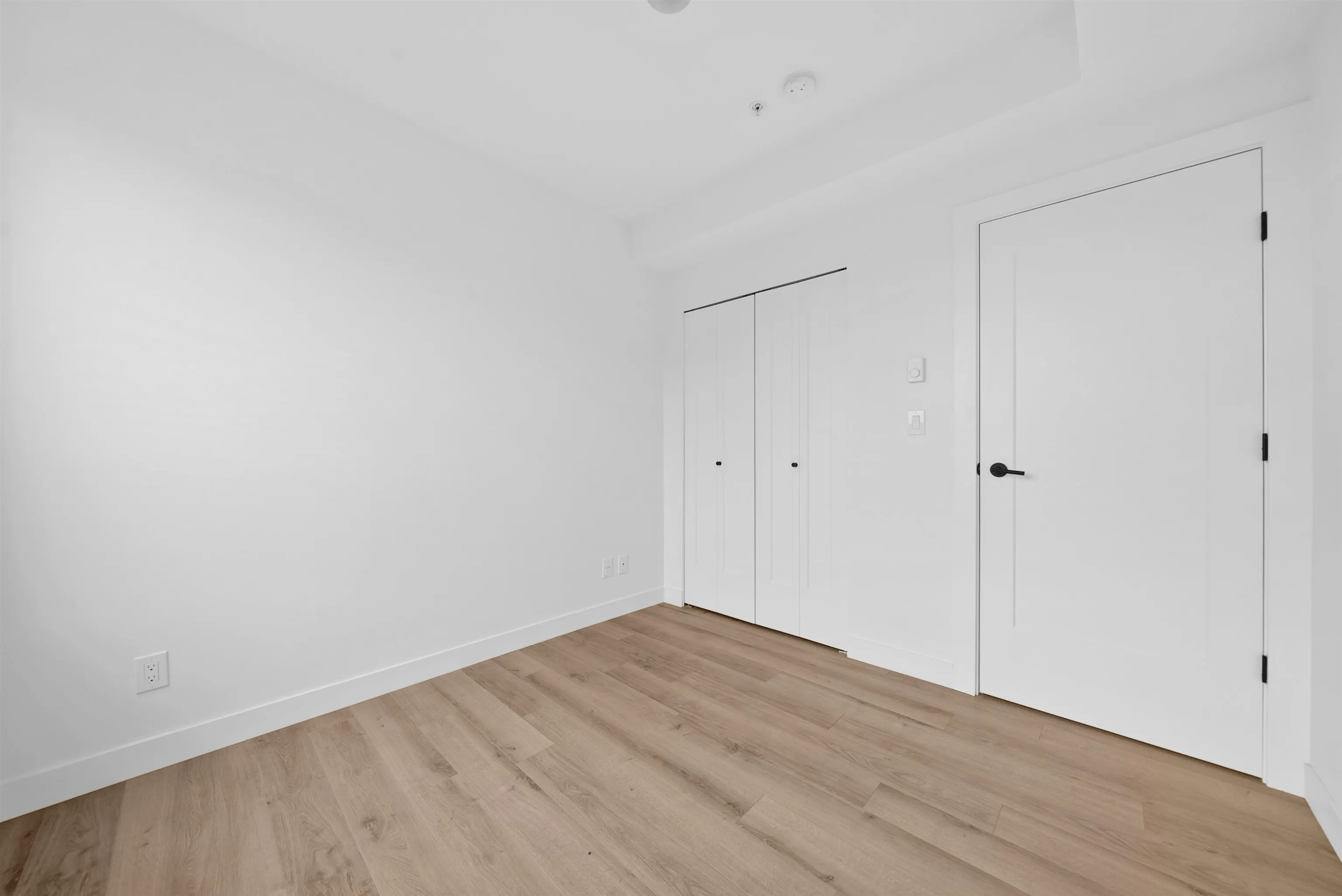 318 2493 Montrose Avenue