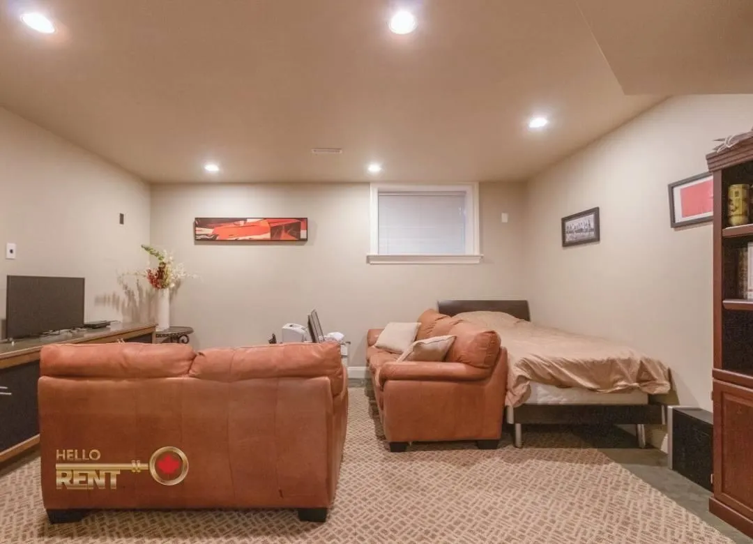 3440 Wellington Crescent