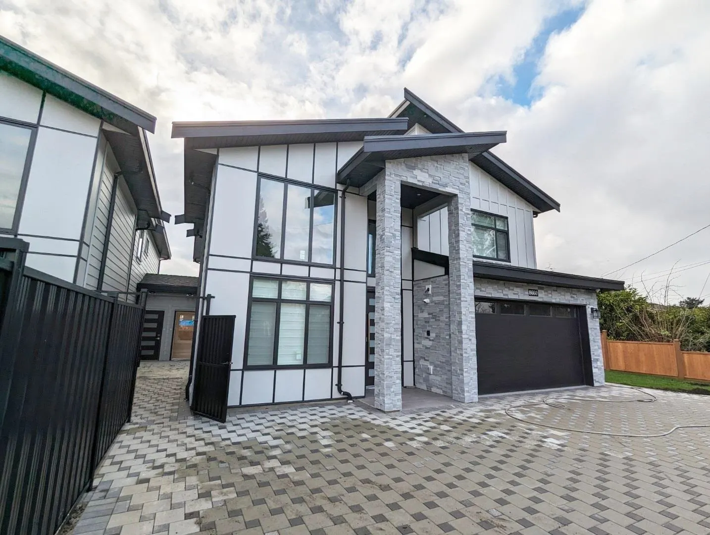86xx Odlin Crescent