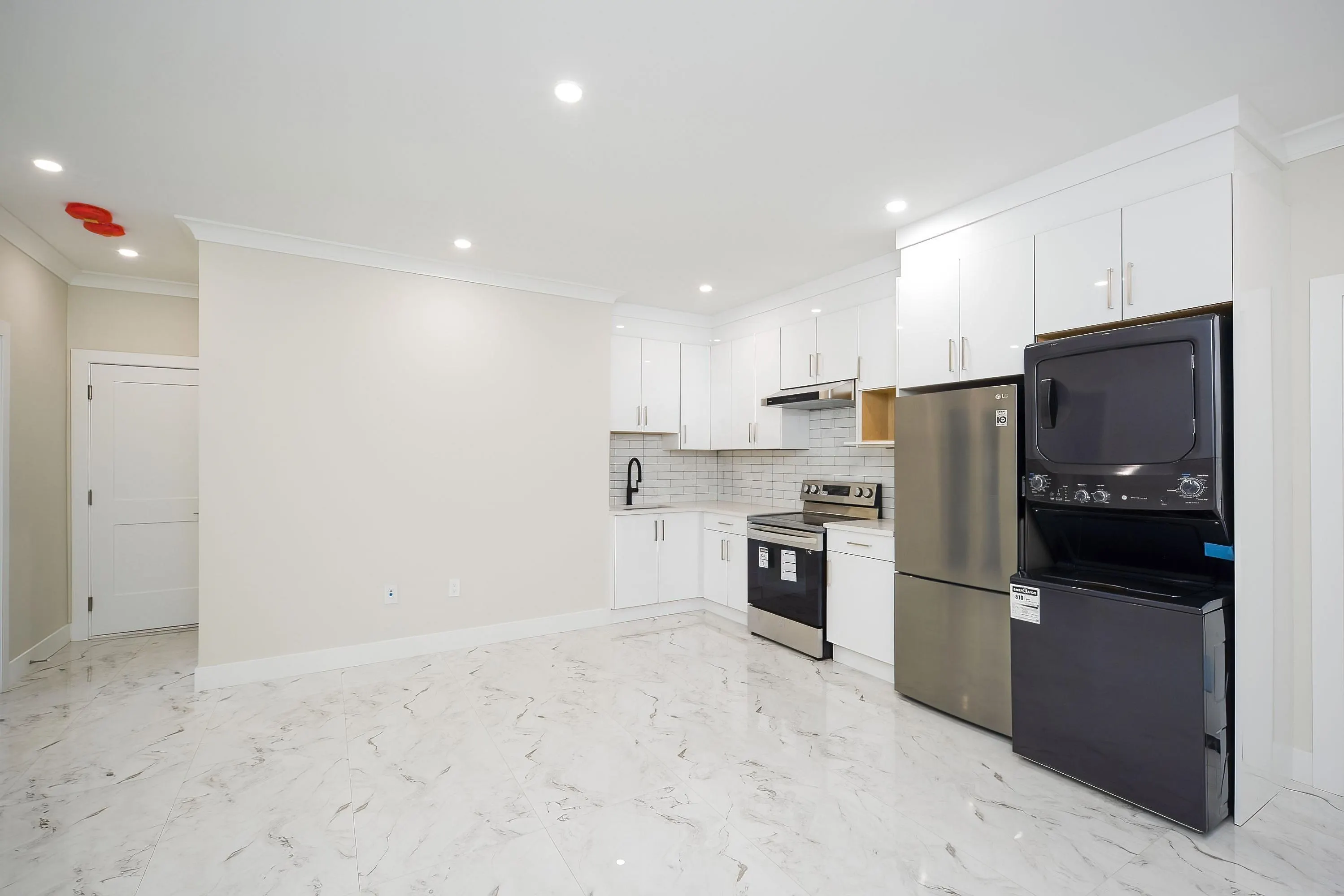 86xx Odlin Crescent