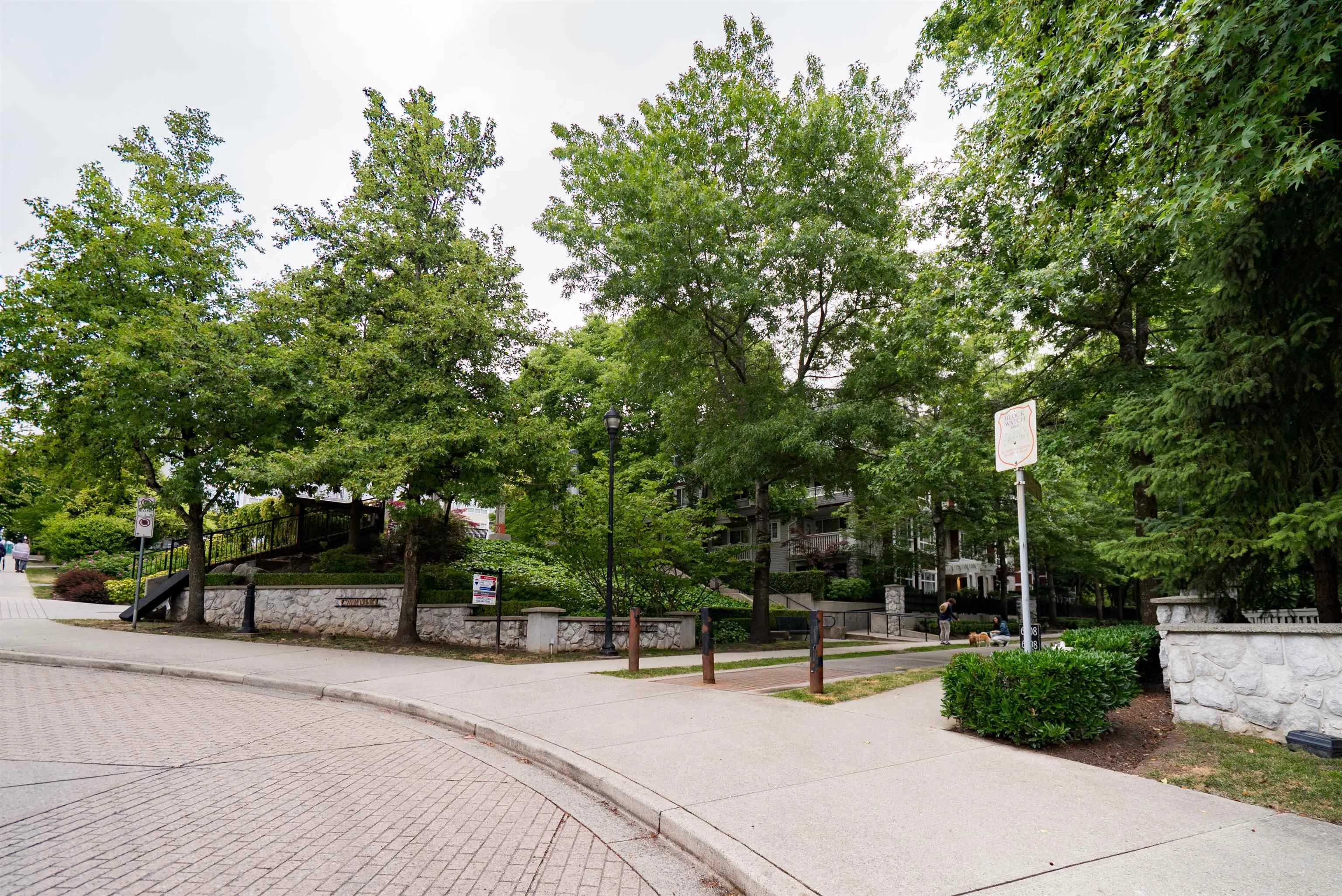 202 6833 Village Green