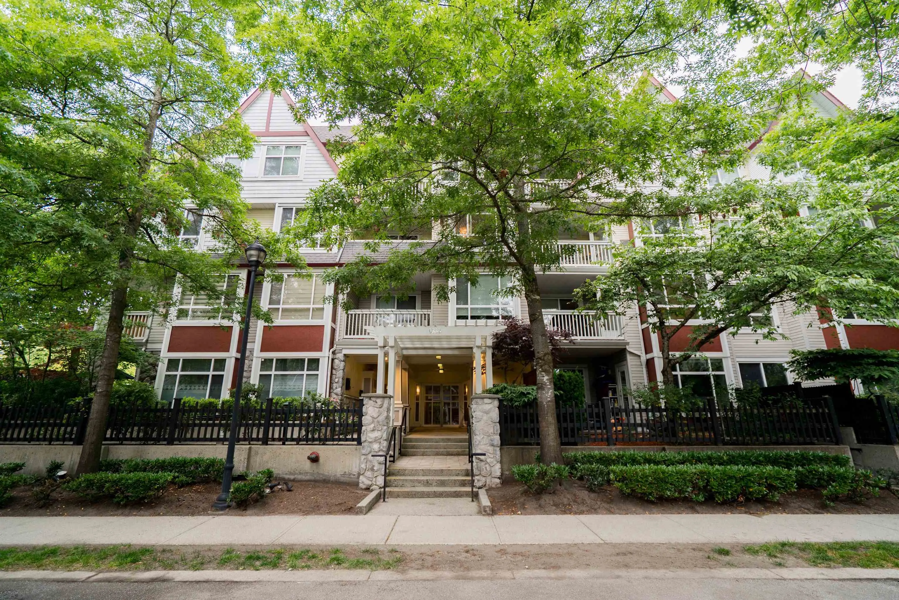 202 6833 Village Green
