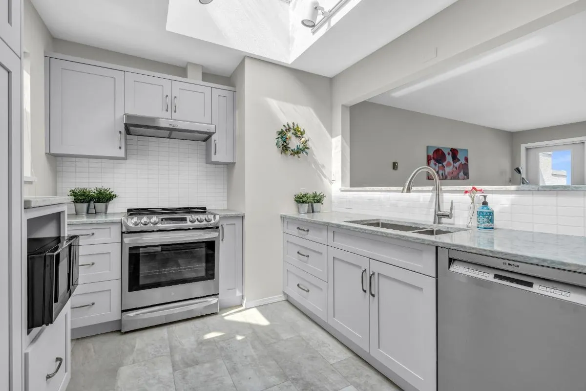 PH21 2175 W 3rd Avenue