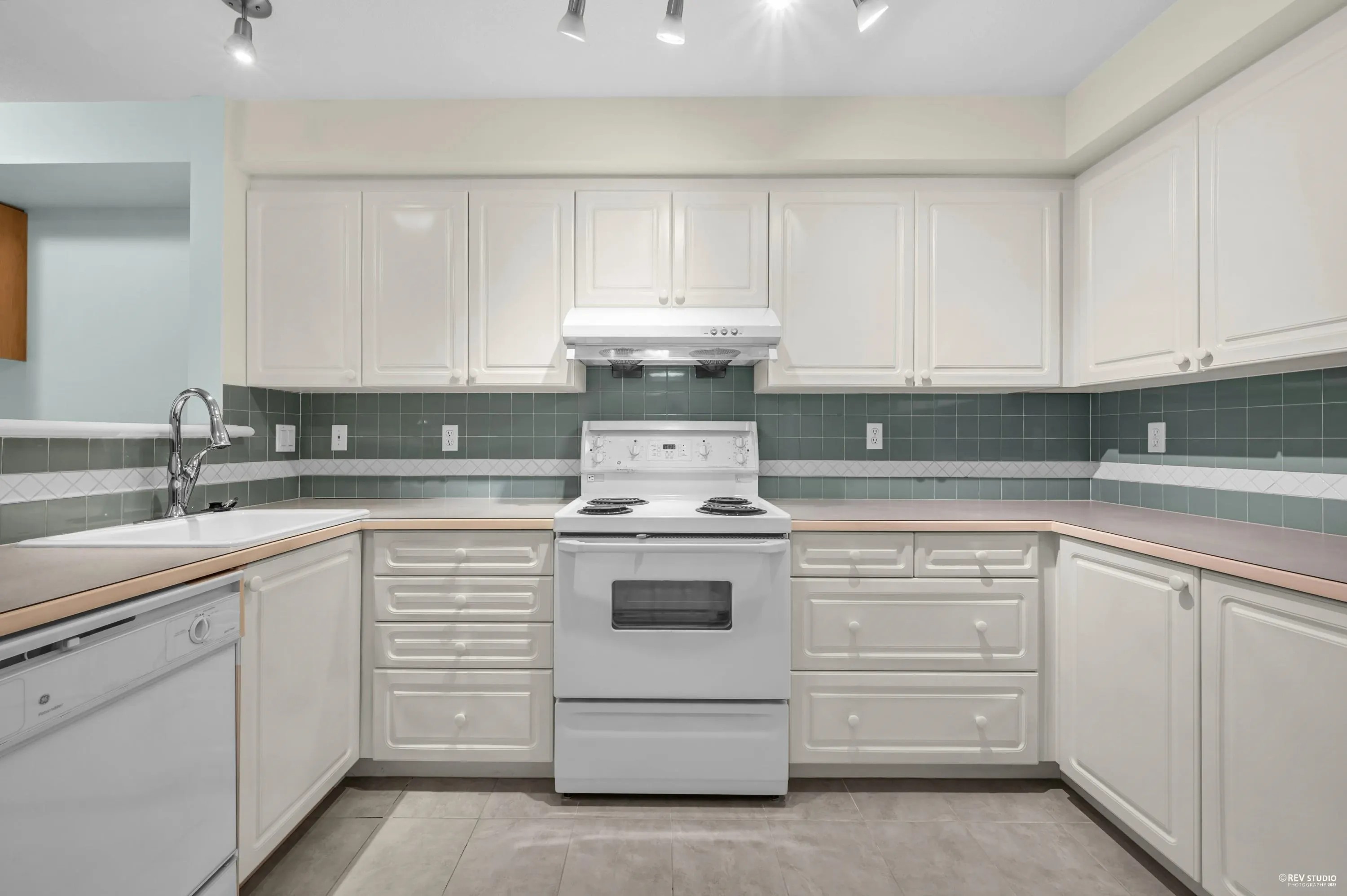 211 2545 W Broadway
