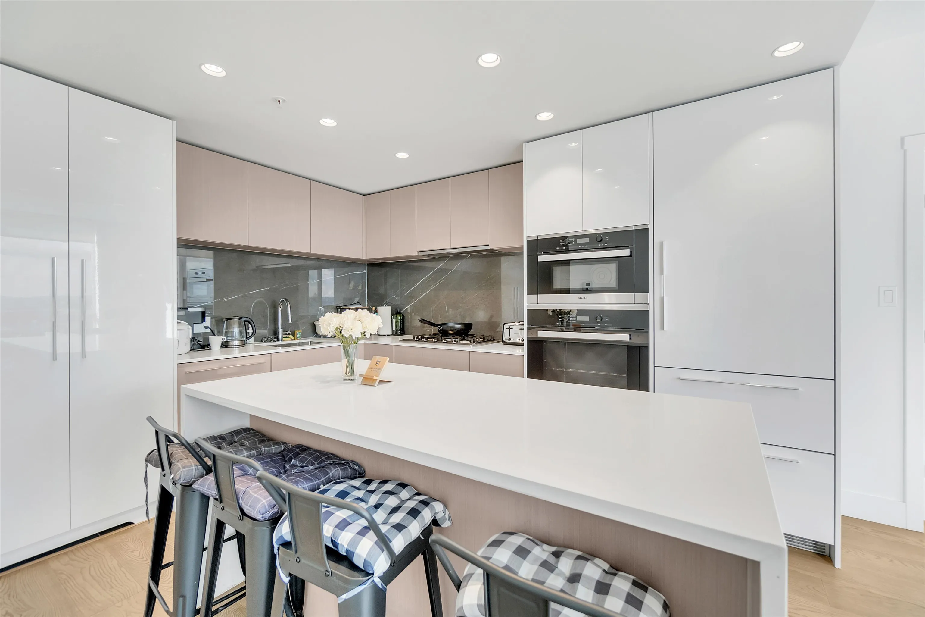 1702 1632 Lions Gate Lane