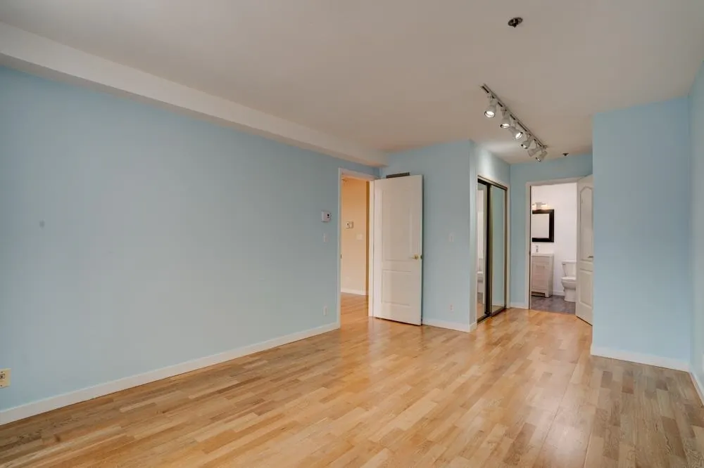 307 5375 Victory Street