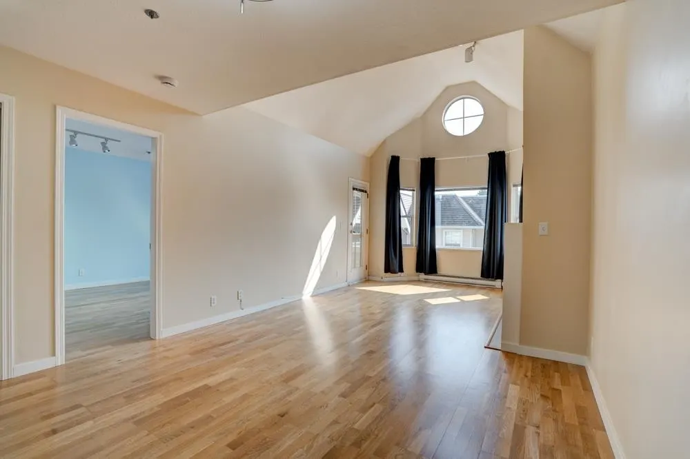 307 5375 Victory Street