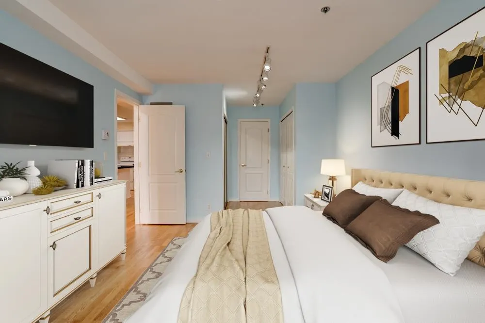 307 5375 Victory Street