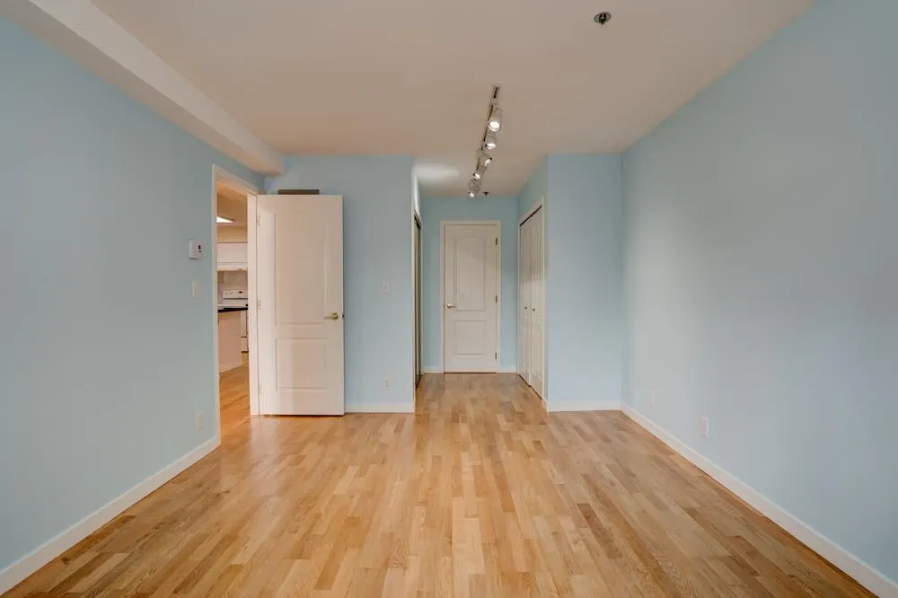 307 5375 Victory Street