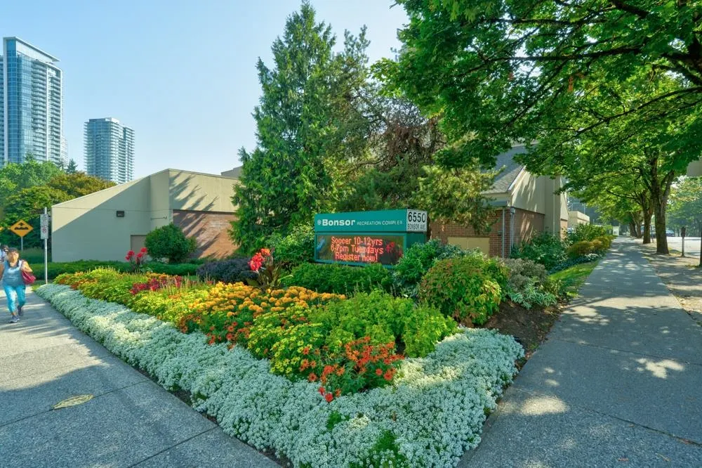 307 5375 Victory Street