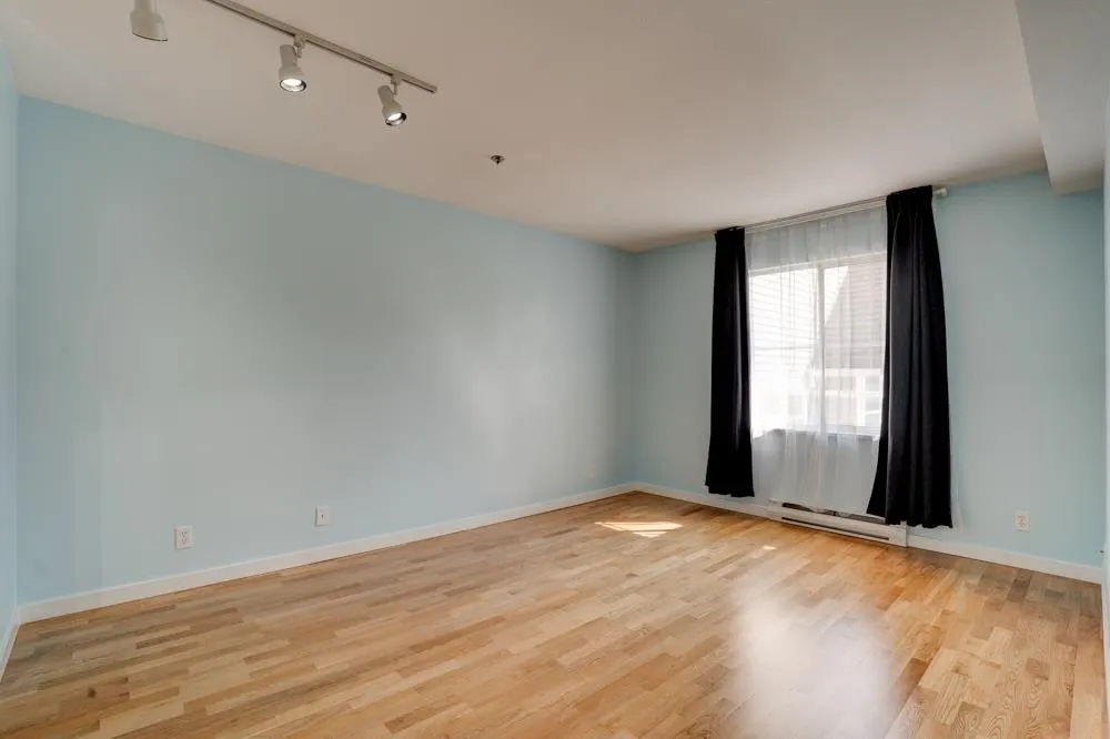 307 5375 Victory Street