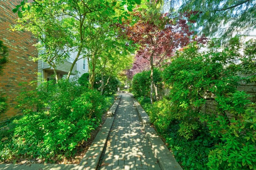 307 5375 Victory Street