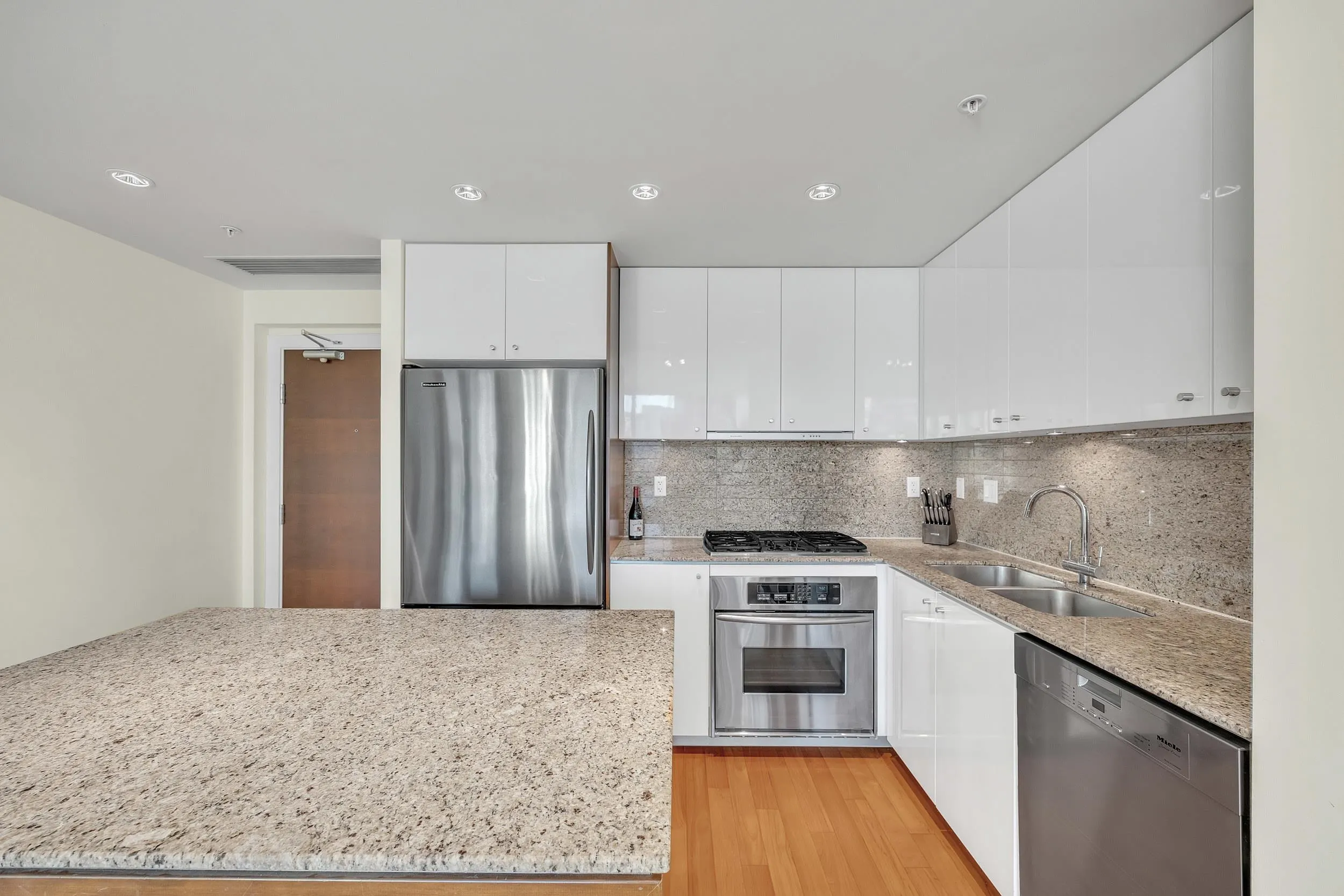 805 1005 Beach Avenue