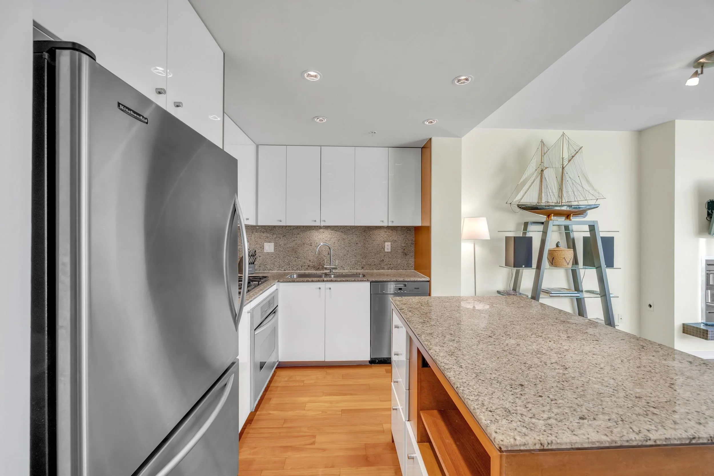 805 1005 Beach Avenue
