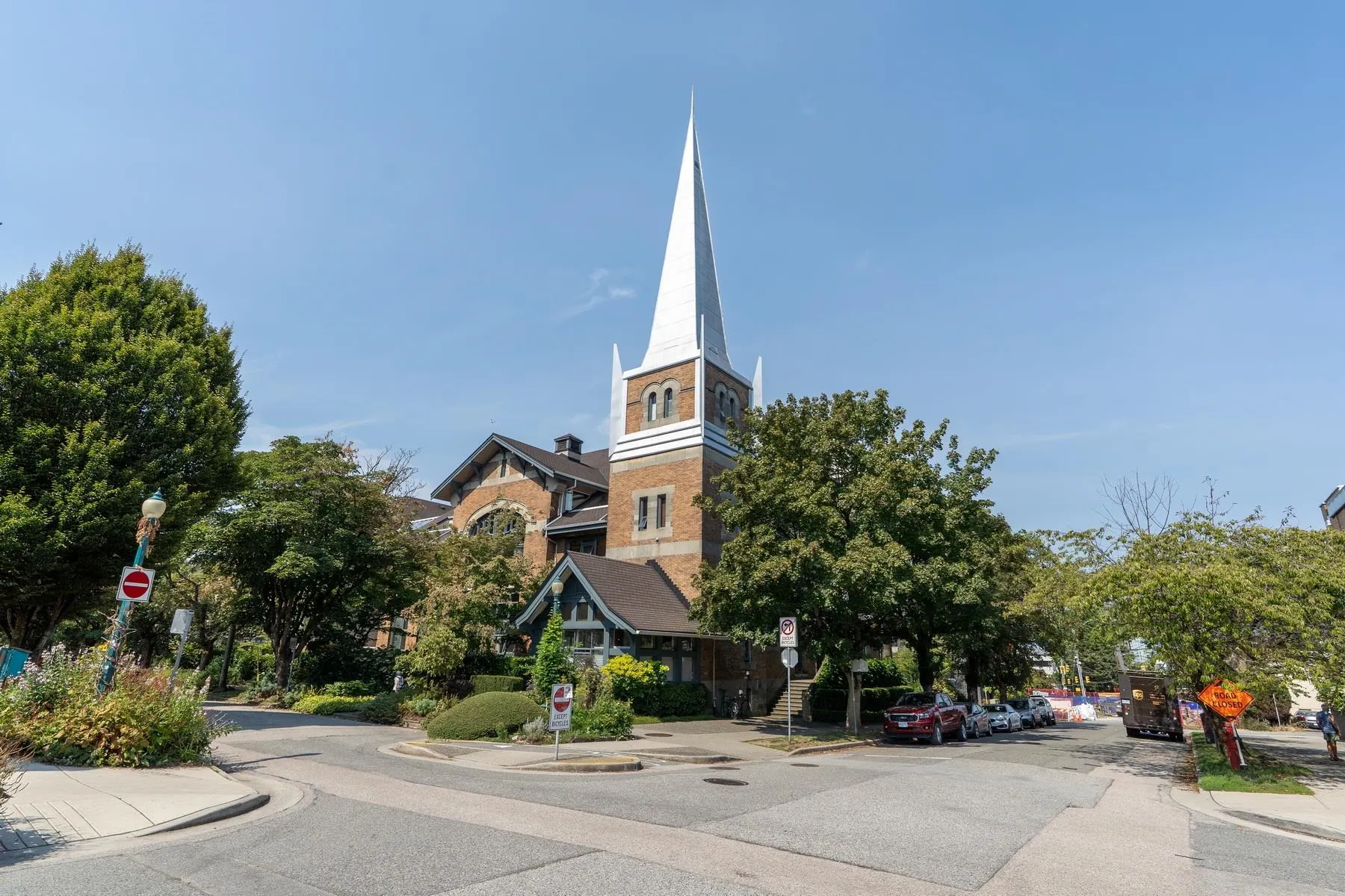 204 2525 Quebec Street