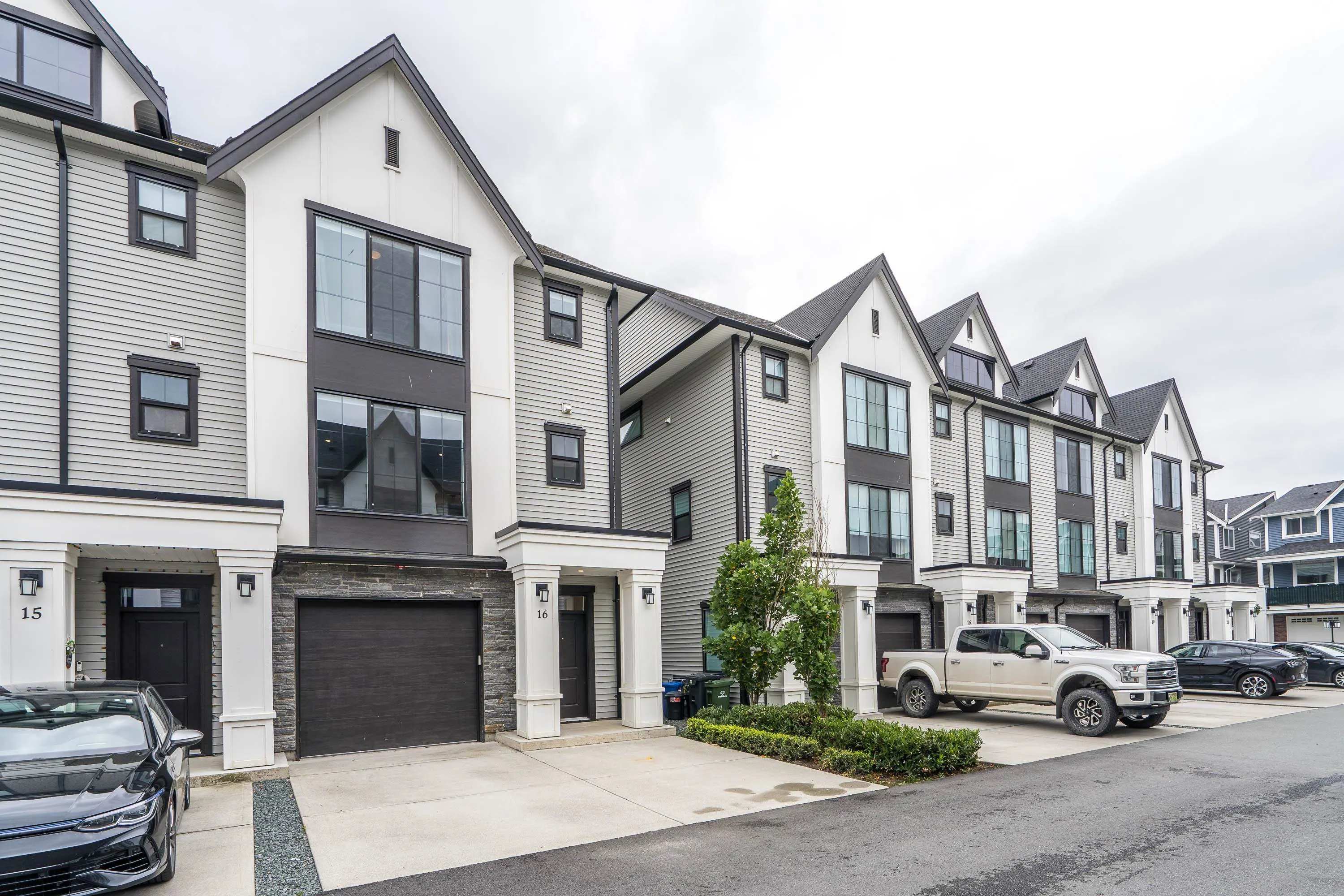 16 5480 Pebble Lane
