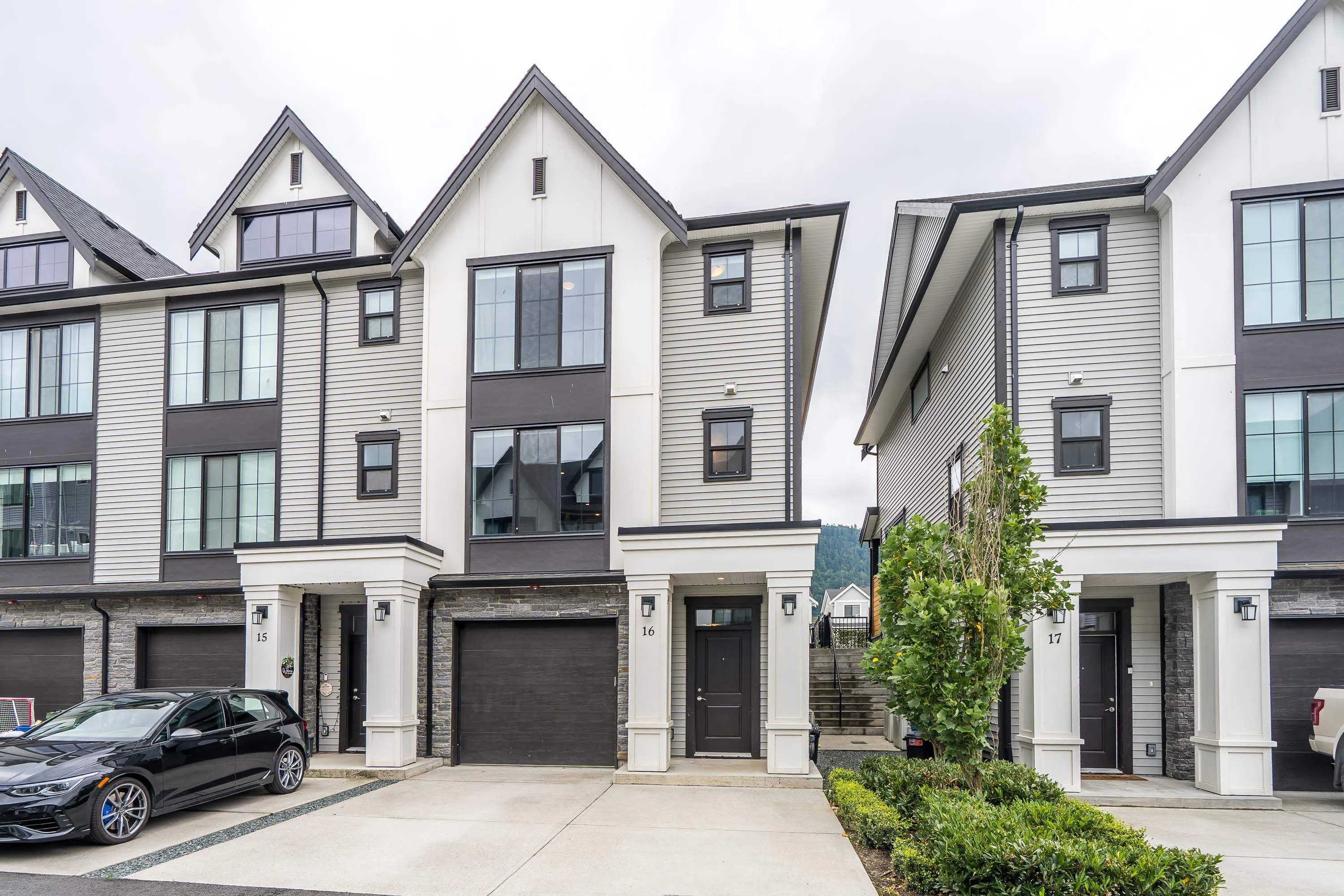 16 5480 Pebble Lane