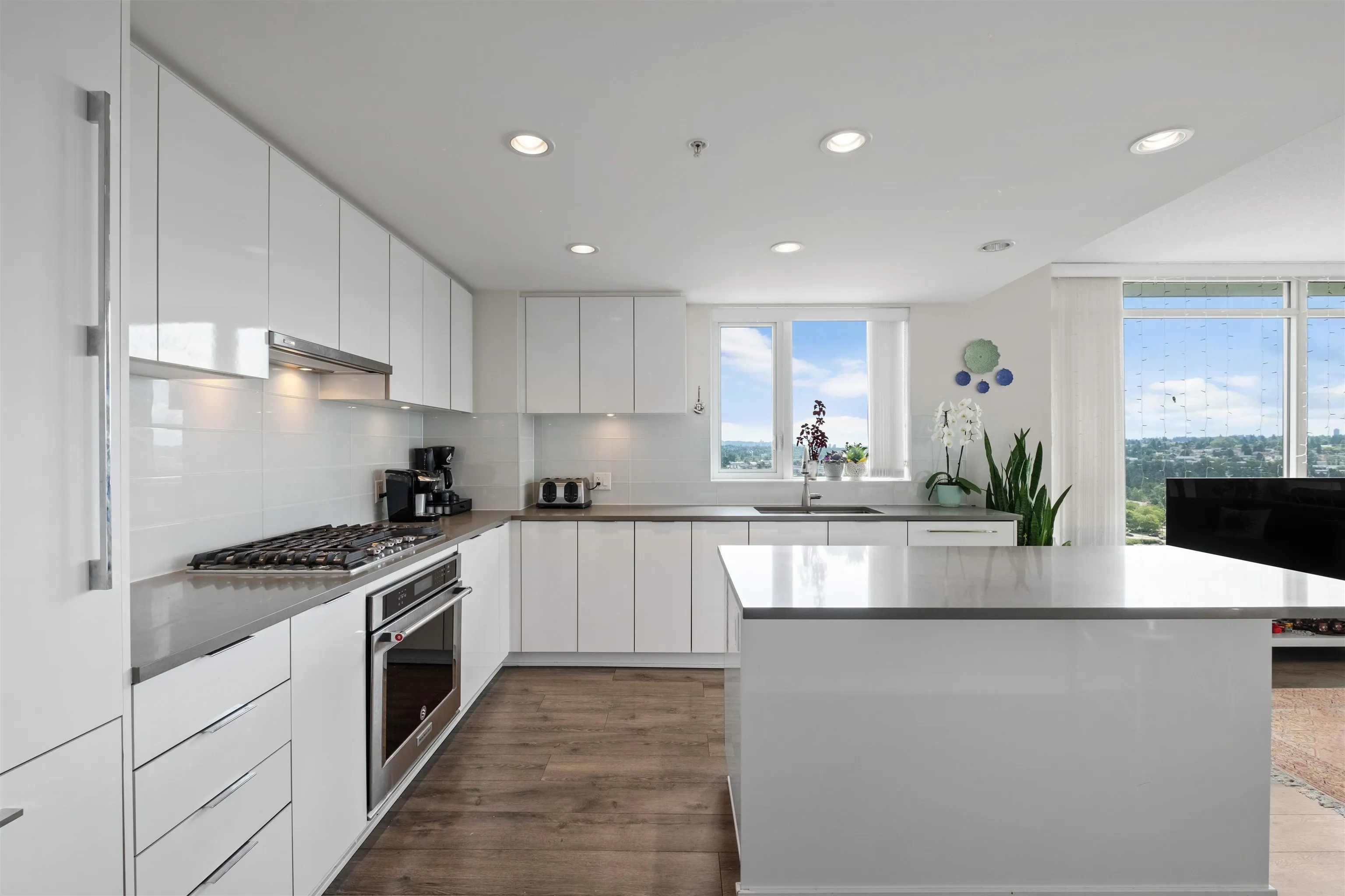 1701 2388 Madison Avenue