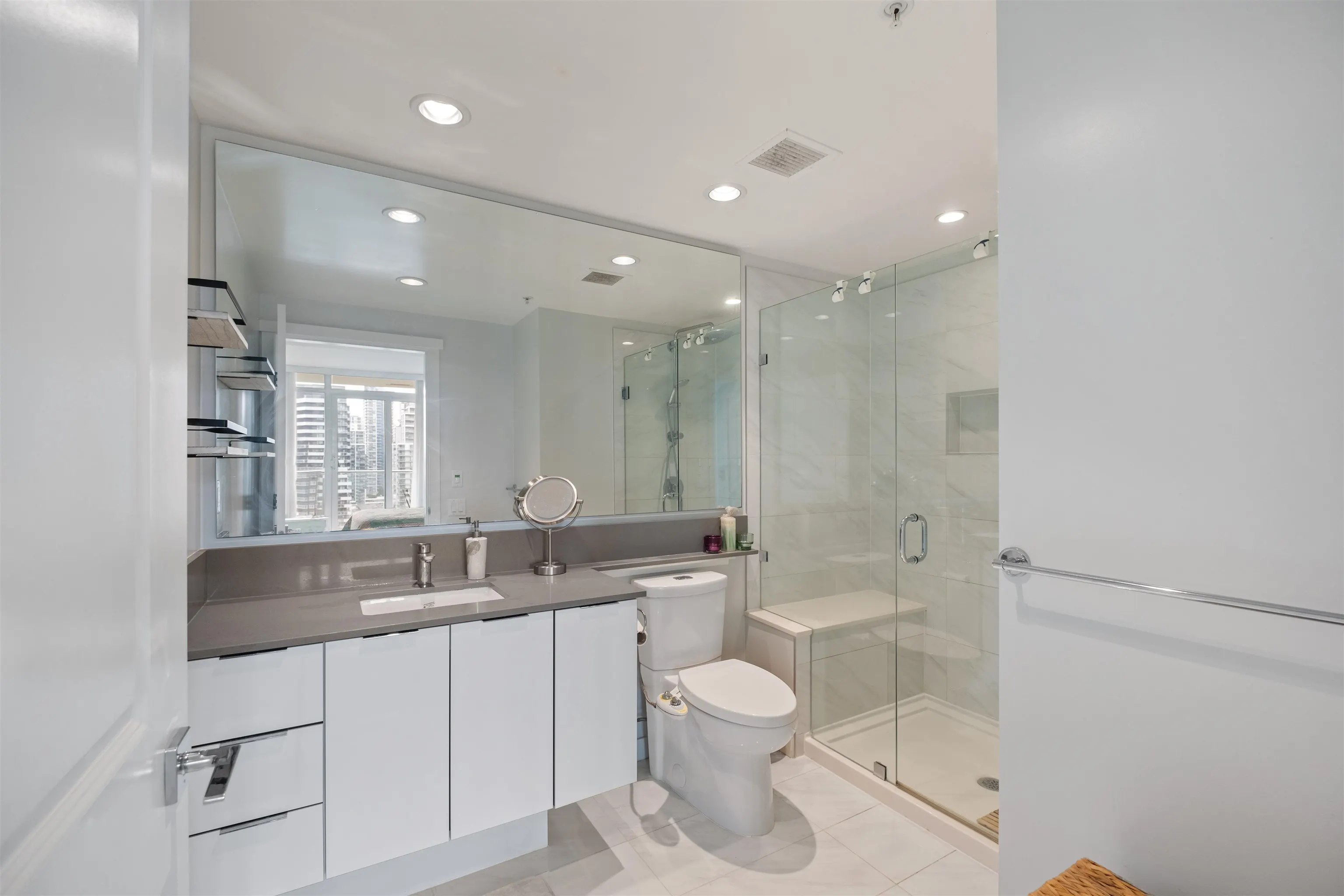 1701 2388 Madison Avenue