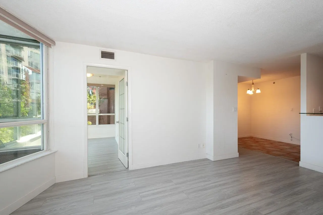 209 63 Keefer Place