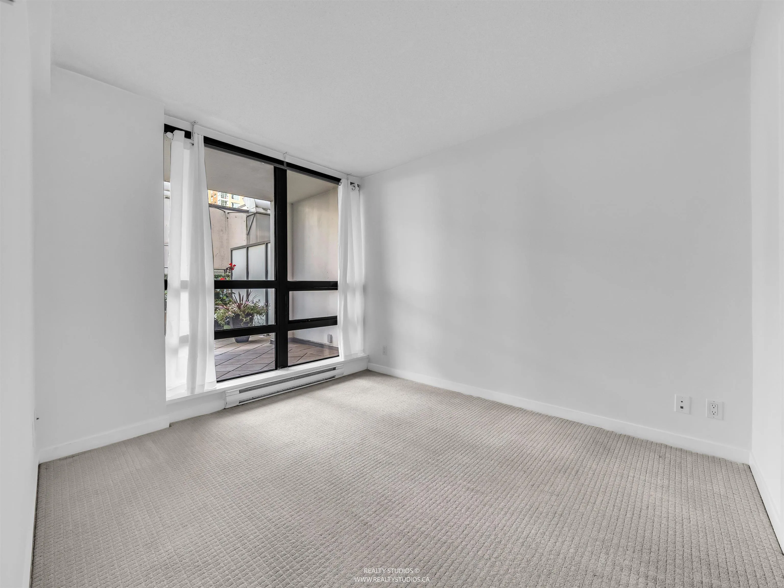 407 933 Hornby Street