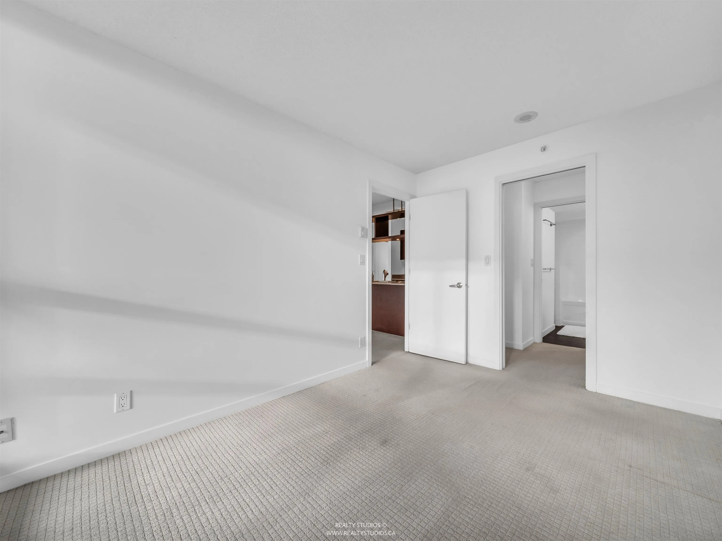 407 933 Hornby Street