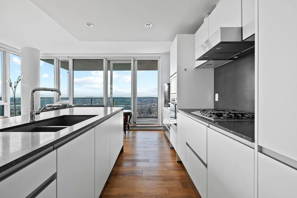 1708 8555 Granville Street