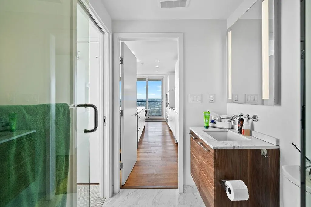 1708 8555 Granville Street