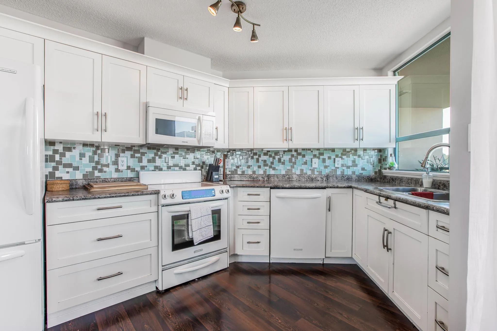 806 33065 Mill Lake Road