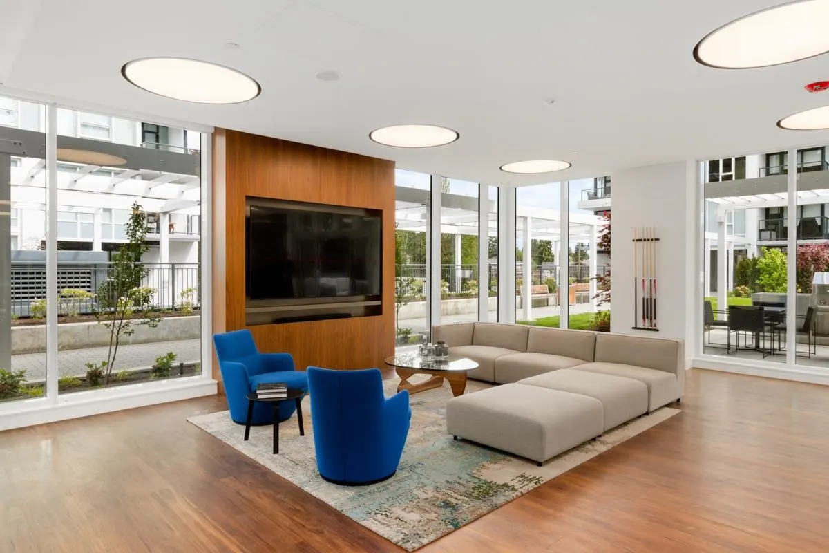 1702 585 Austin Avenue