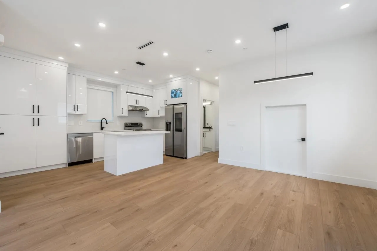 1 3090 Vanness Avenue