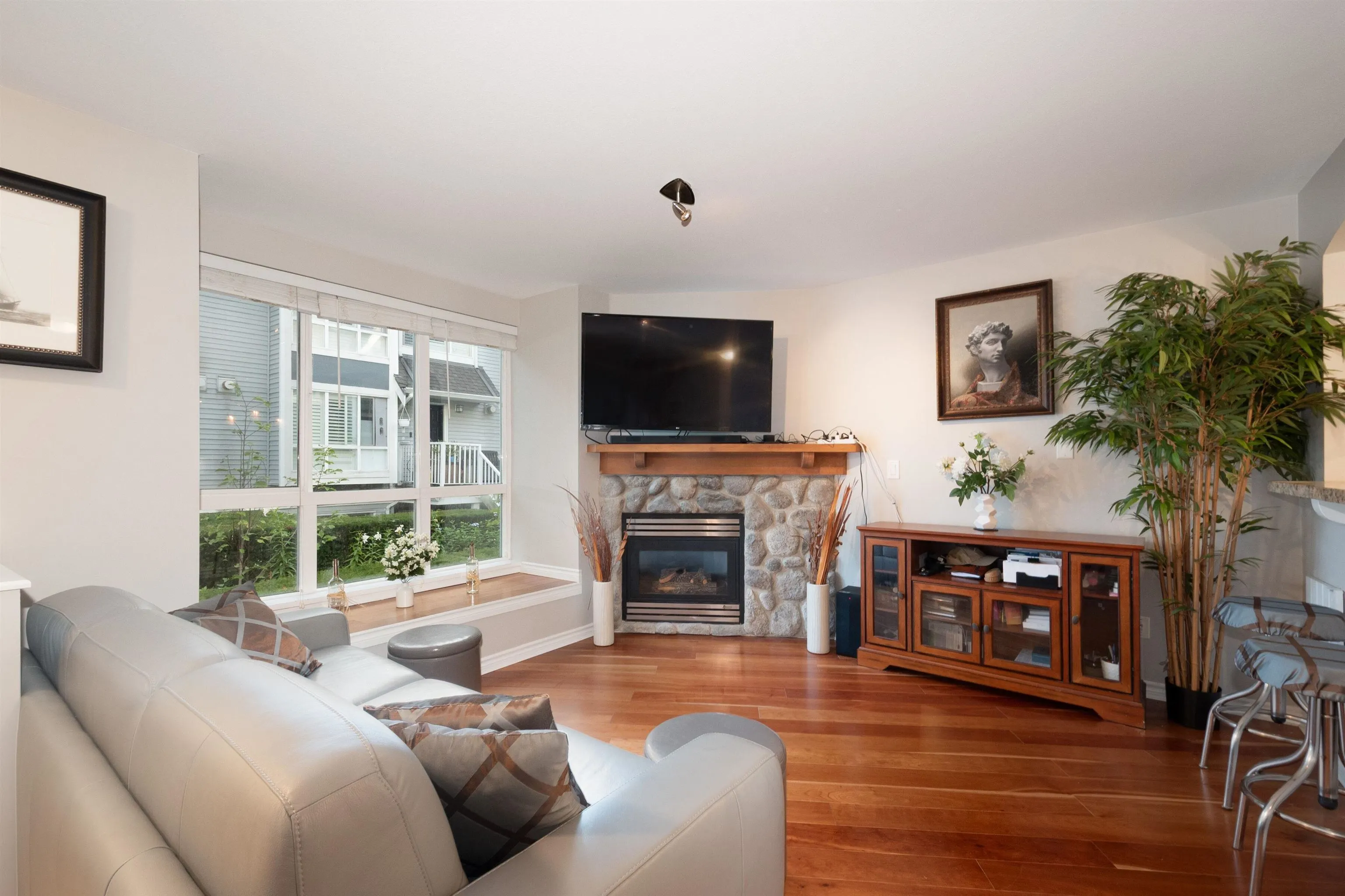 6 1015 Lynn Valley Road