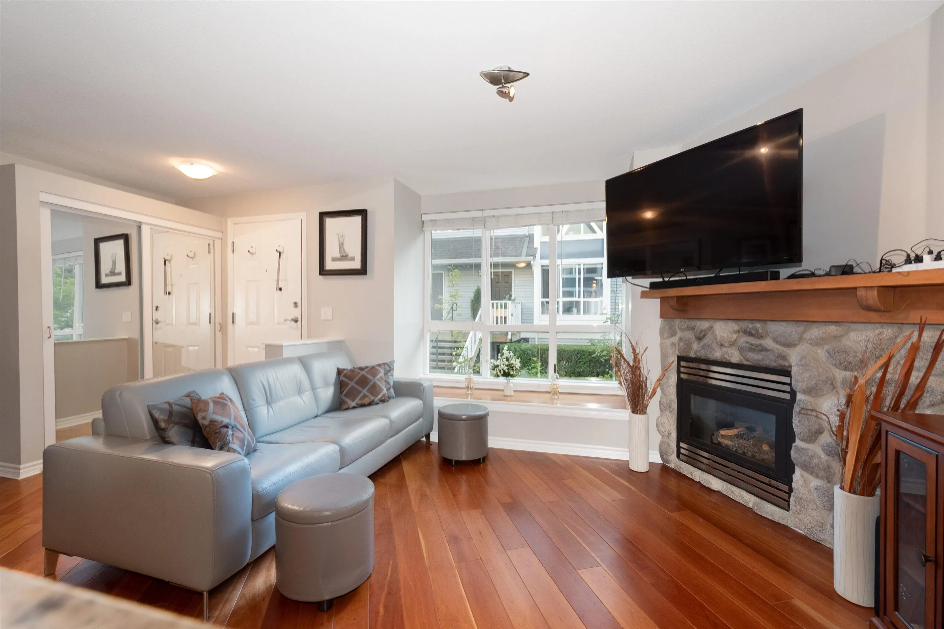 6 1015 Lynn Valley Road