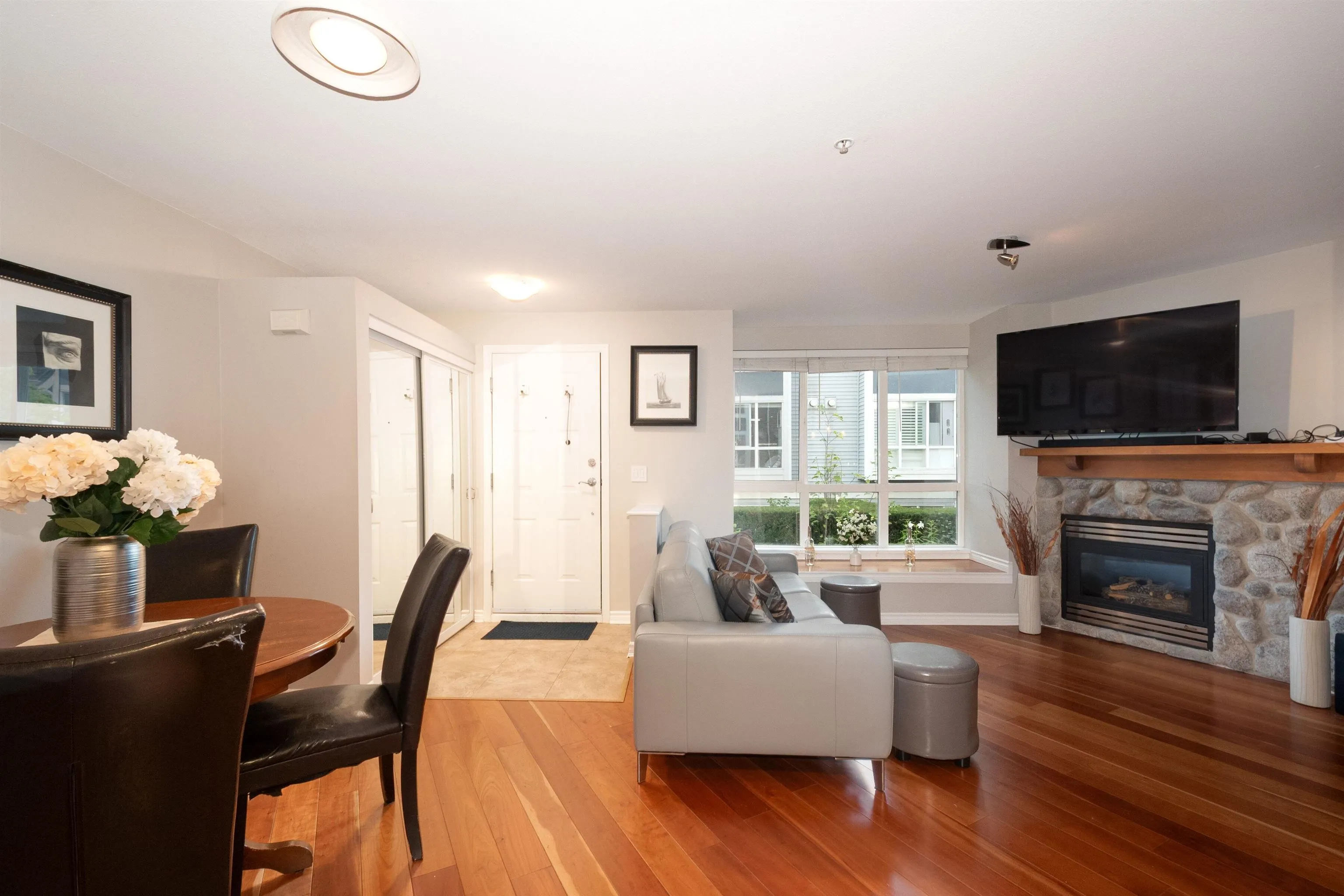6 1015 Lynn Valley Road