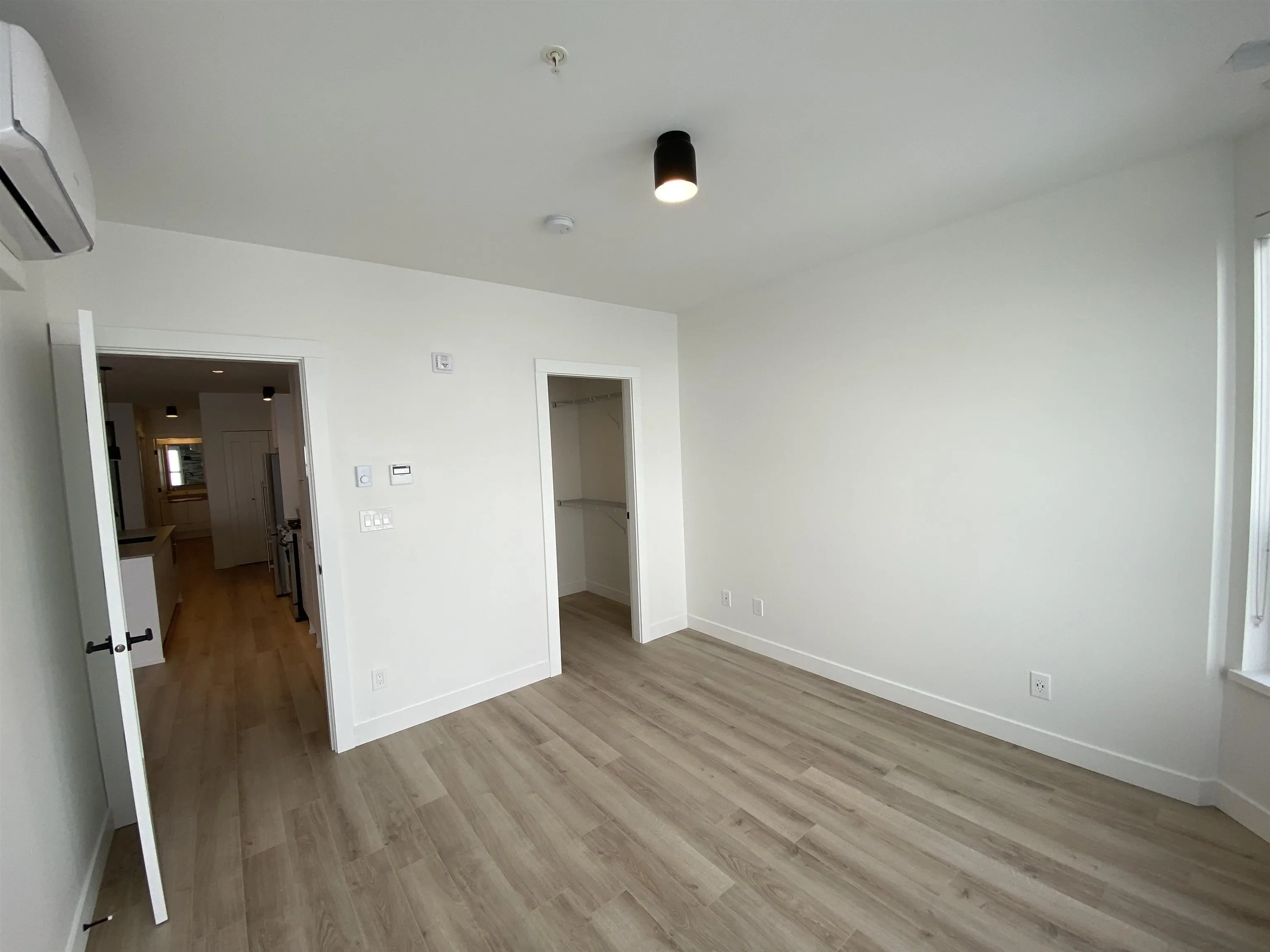 426 2493 Montrose Avenue