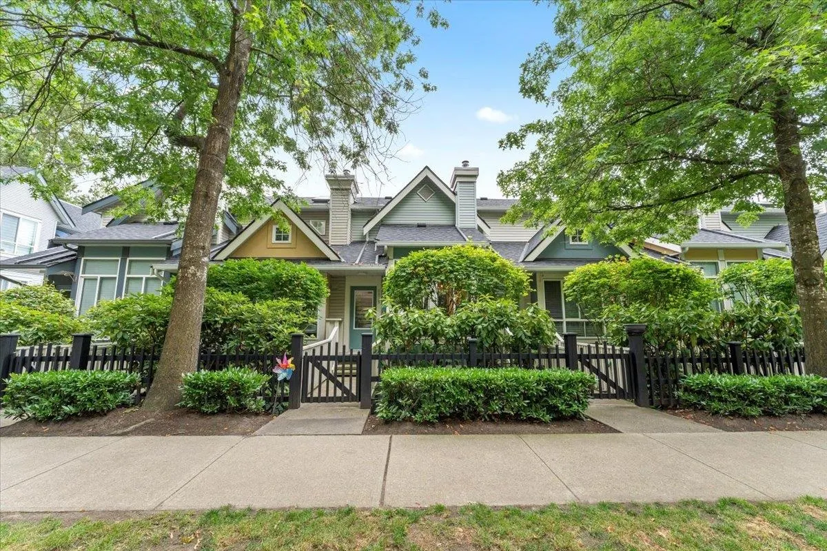 6878 Village Green