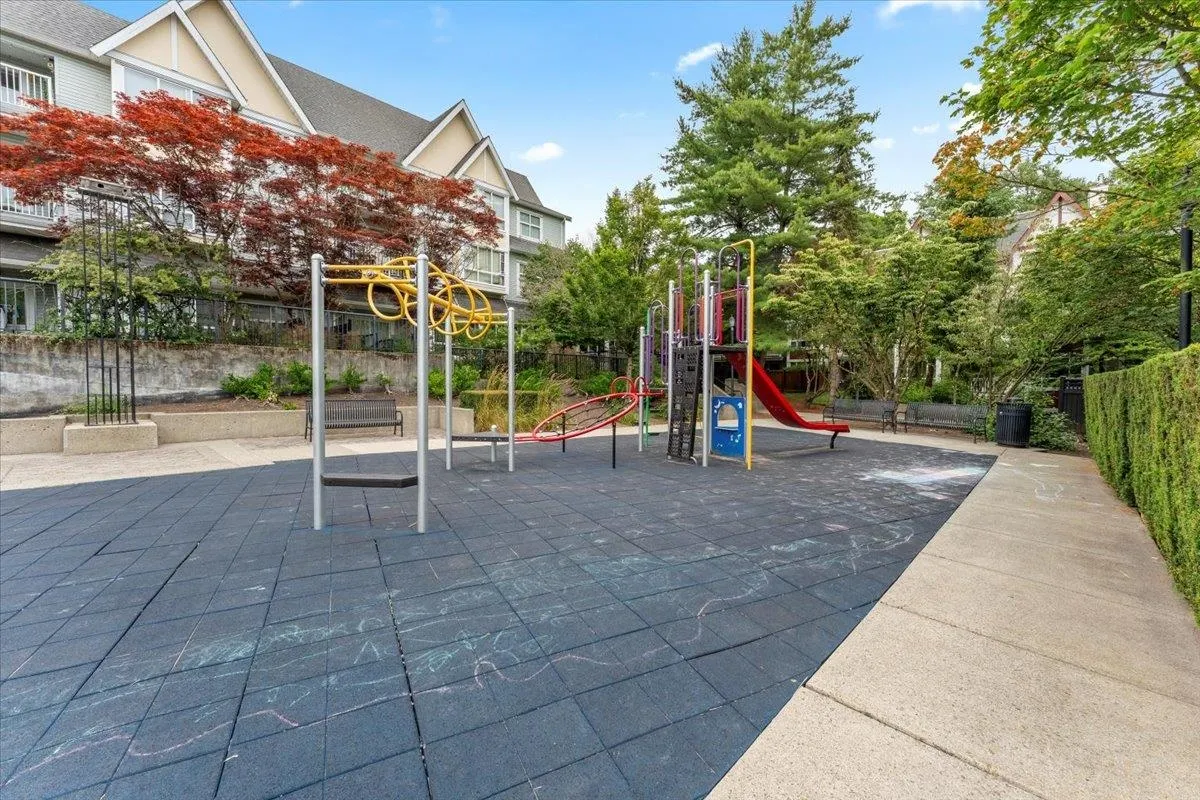 6878 Village Green