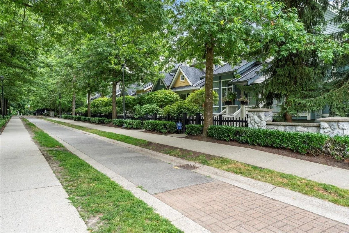 6878 Village Green