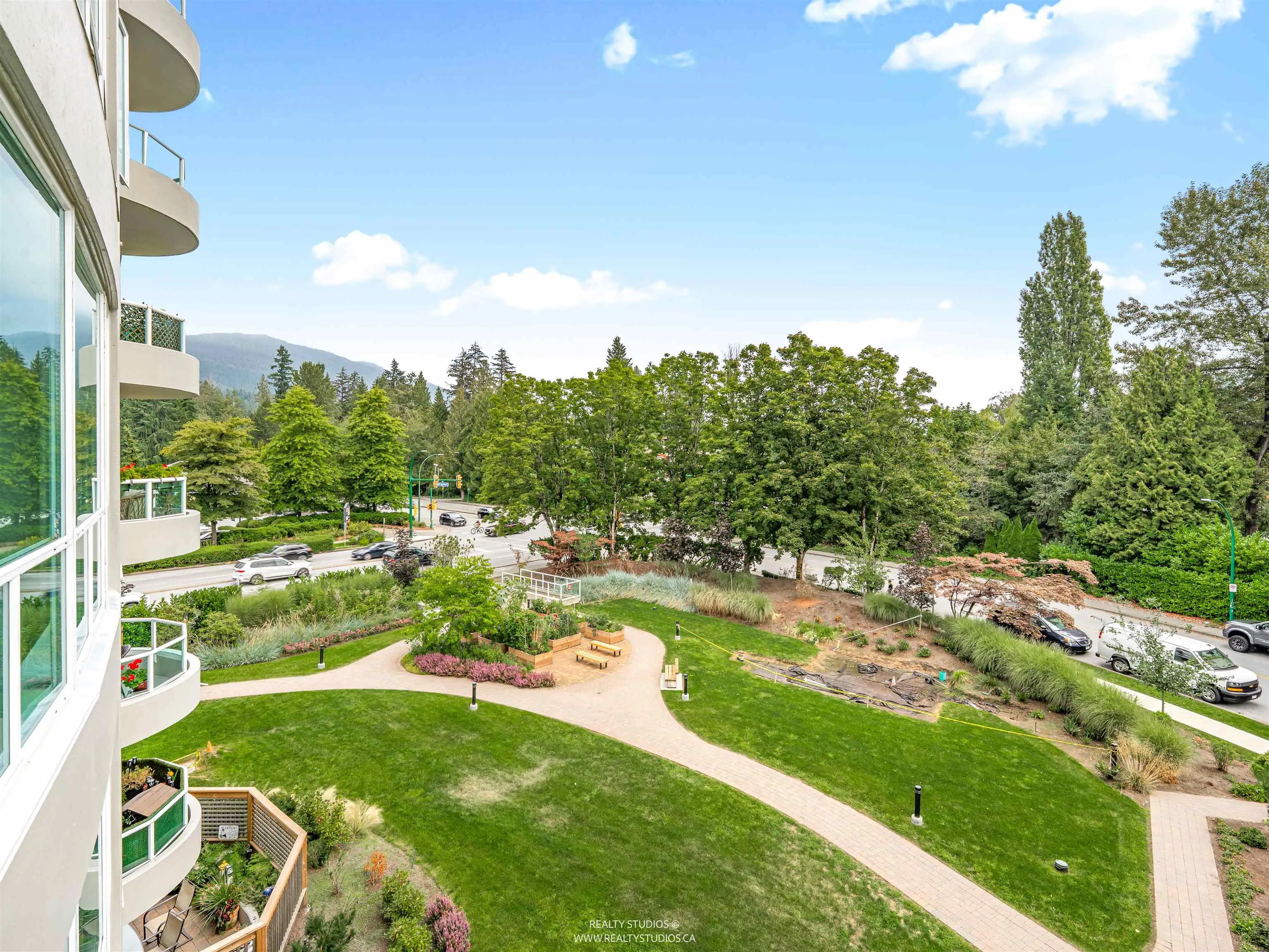 406 995 Roche Point Drive
