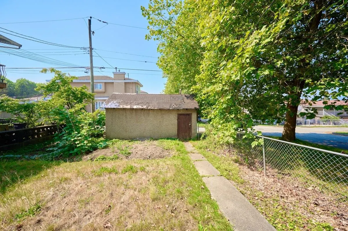 4307 Nanaimo Street