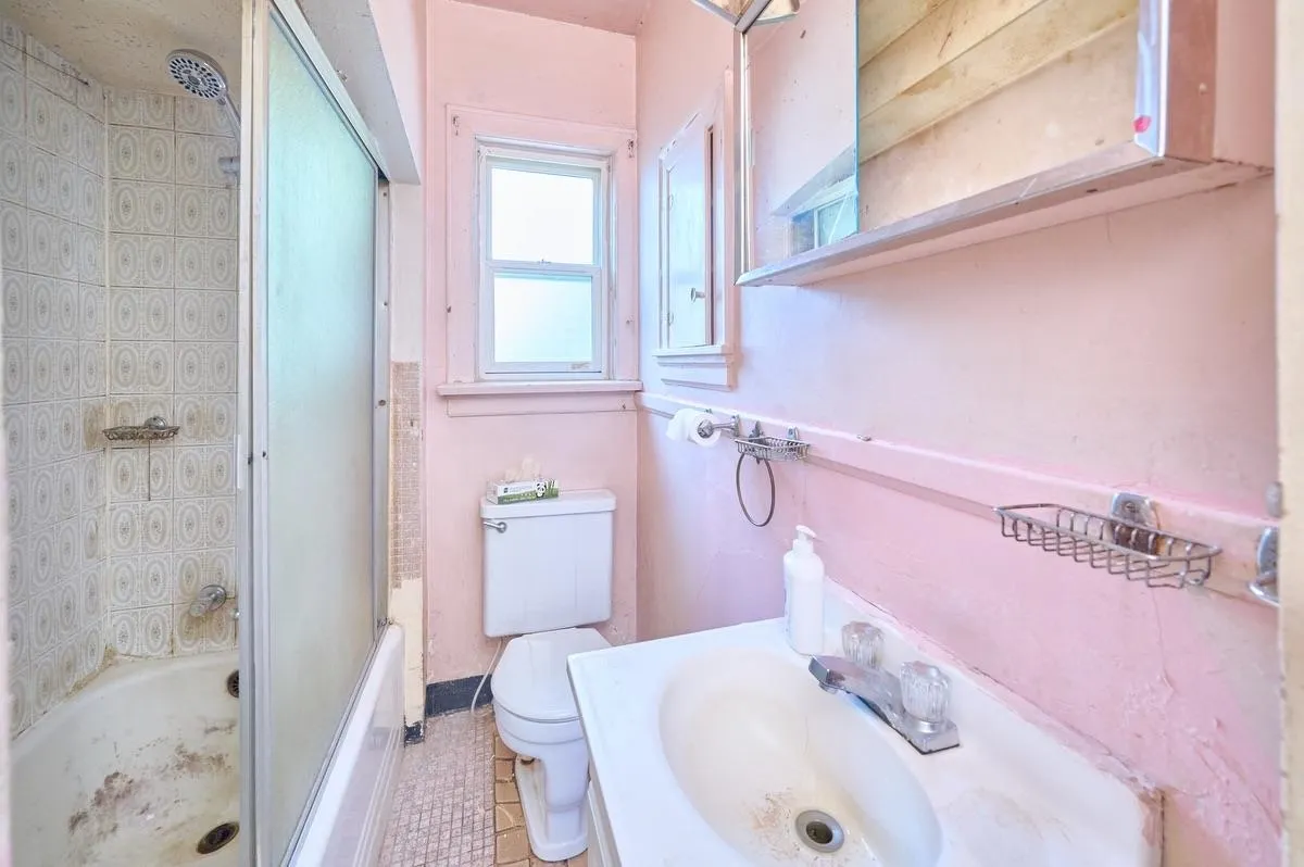 4307 Nanaimo Street
