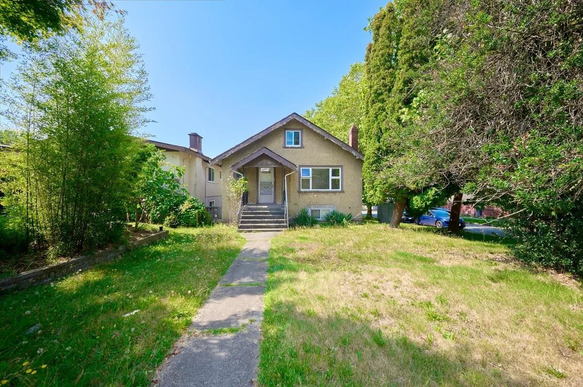 4307 Nanaimo Street