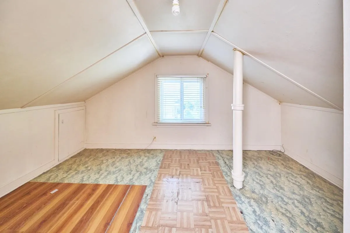 4307 Nanaimo Street