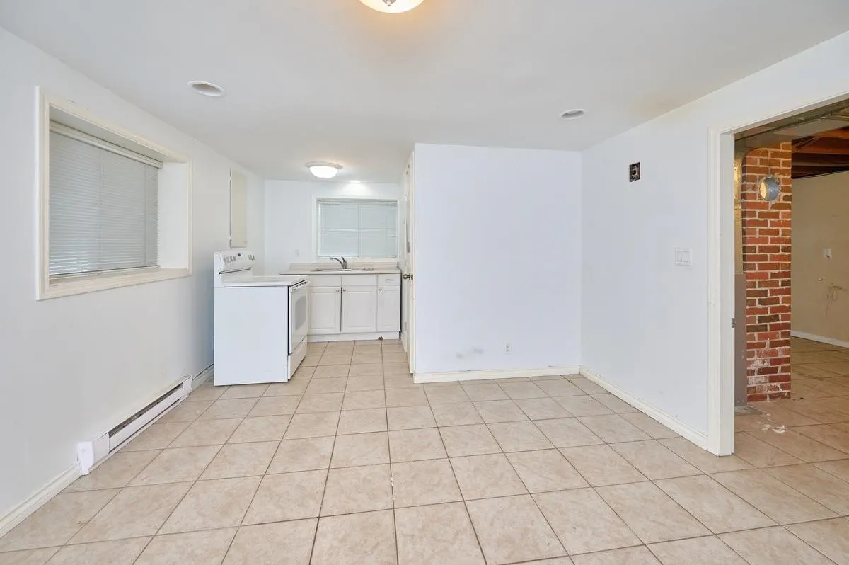 4307 Nanaimo Street
