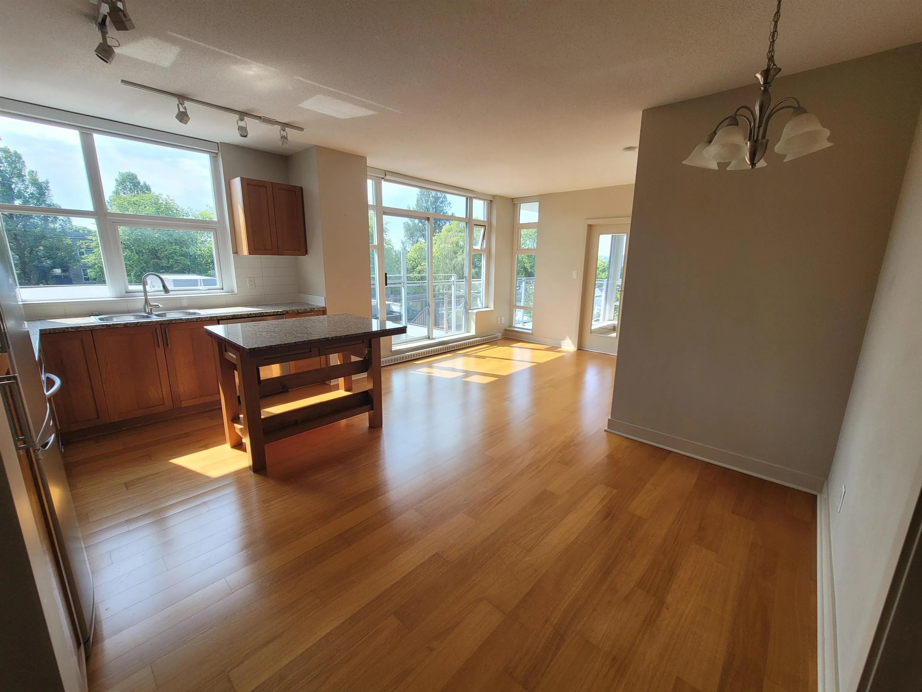 515 2268 W Broadway