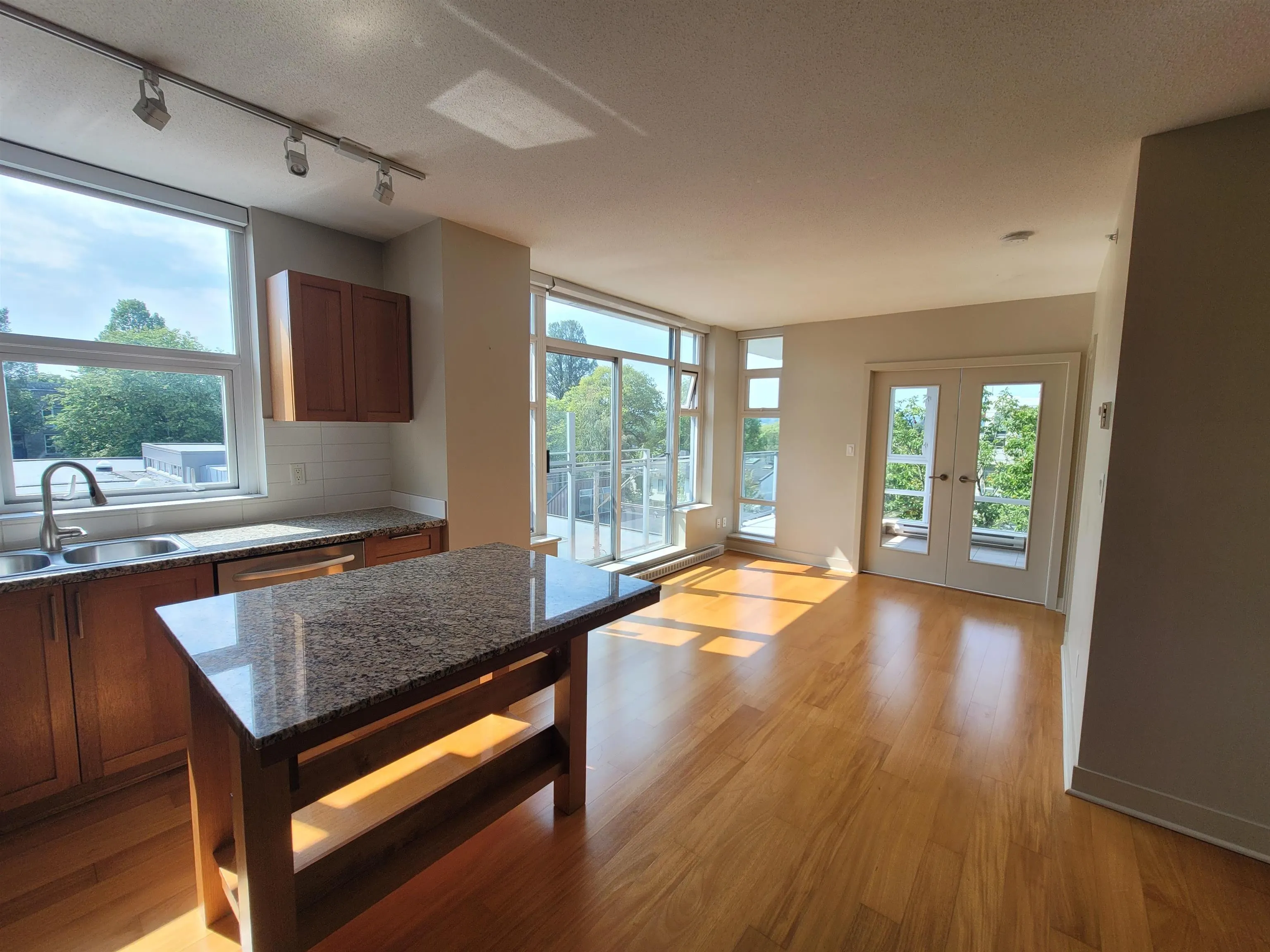 515 2268 W Broadway