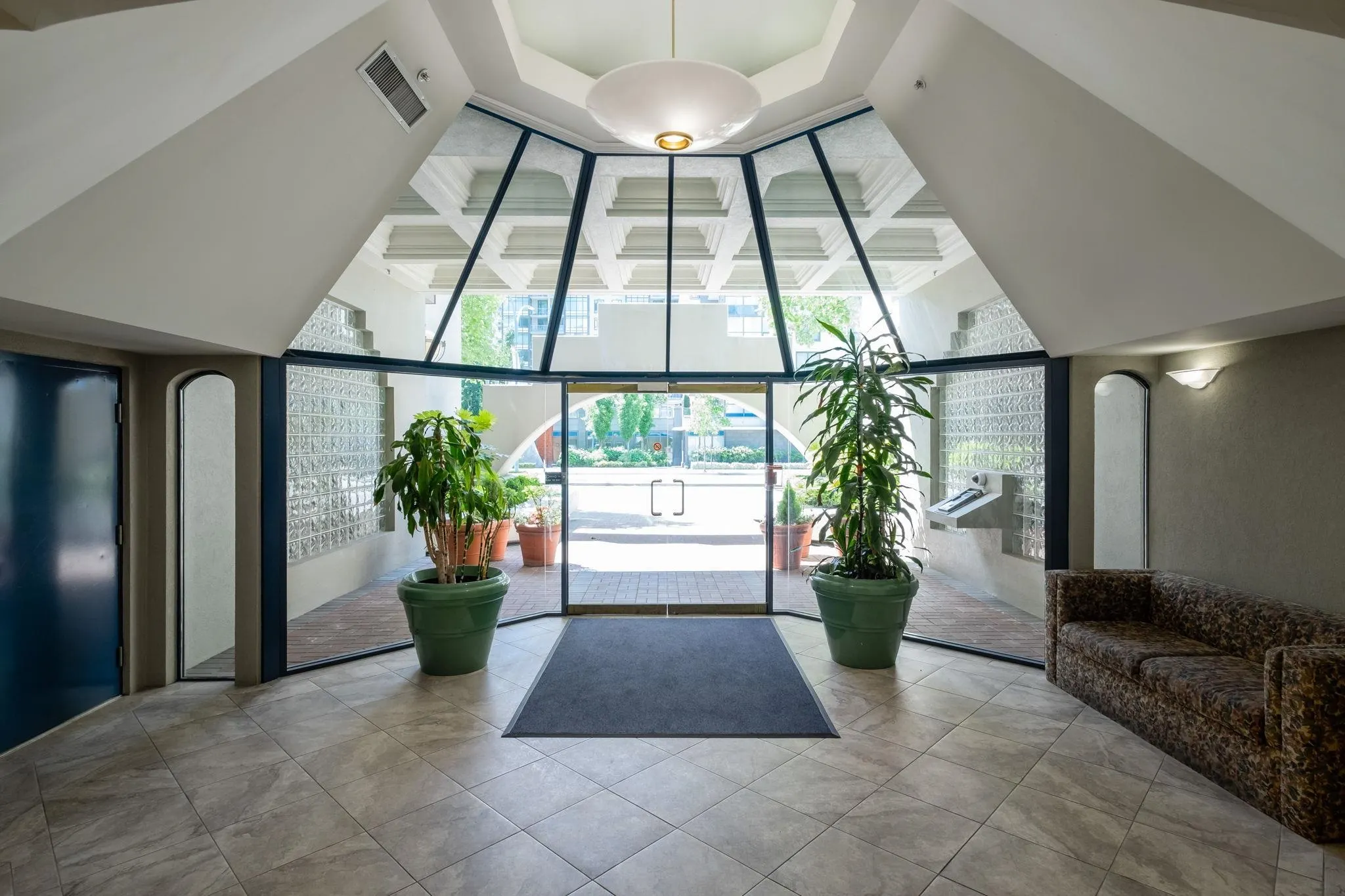1605 6088 Minoru Boulevard