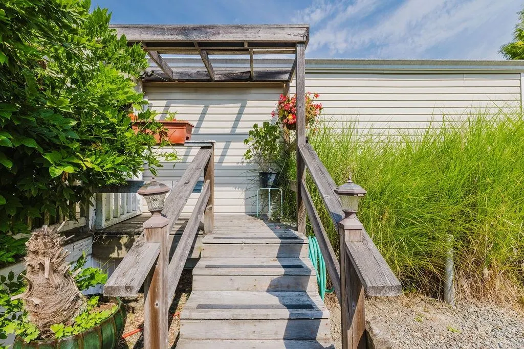 83 1413 Sunshine Coast Highway